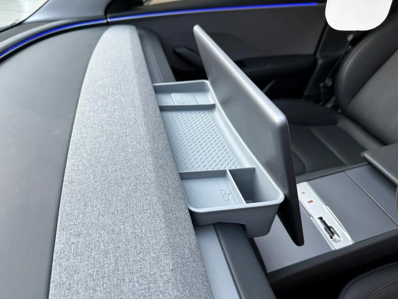 Förvaring bakom skärm Tesla Model Y Juniper/Model 3 Highland